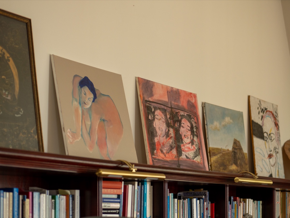 Gemälde lehnen auf dem Mahagoni-Bücherregal