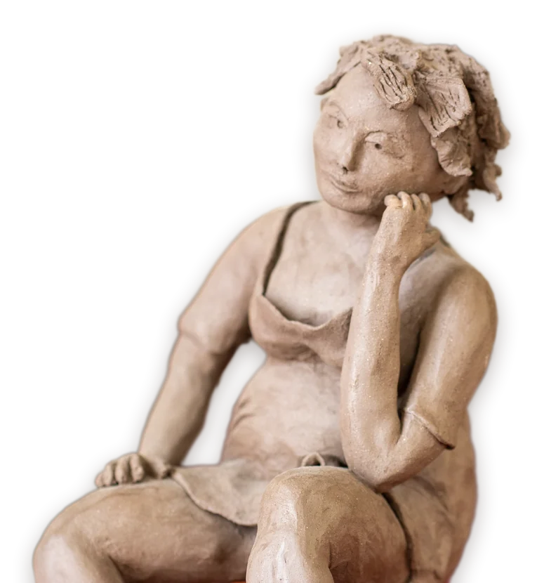 Tonfigur einer sitzenden Frau, die nachdenklich den Kopf in die Hand stützt
